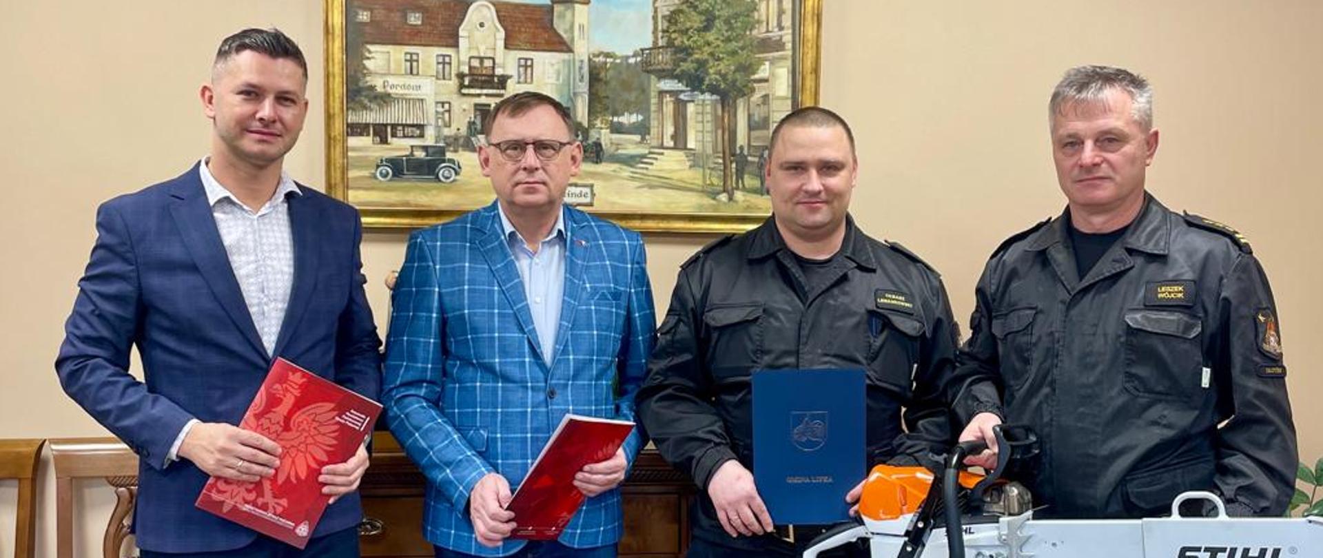 Na zdjęciu Wójt Gminy Lipka, Prezes Fundacji Bezpieczny Powiat, Oraz komendanci KP PSP w Złotowie