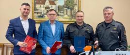 Na zdjęciu Wójt Gminy Lipka, Prezes Fundacji Bezpieczny Powiat, Oraz komendanci KP PSP w Złotowie