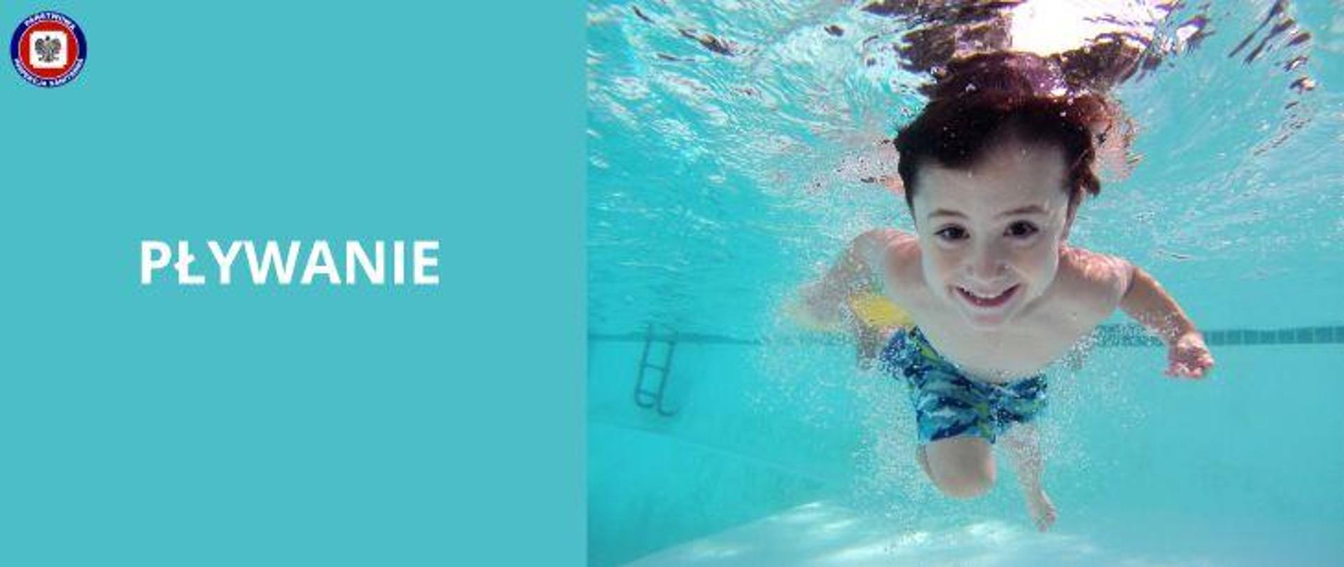 Na niebieskim tle uśmiechnięty chłopiec w ciemnych włosach ubrany w niebiesko- granatowe kąpielówki nurkujący w basenie. Po lewej stronie biały napis pływanie. W lewym górnym rogu logo Państwowej Inspekcji Sanitarnej. 