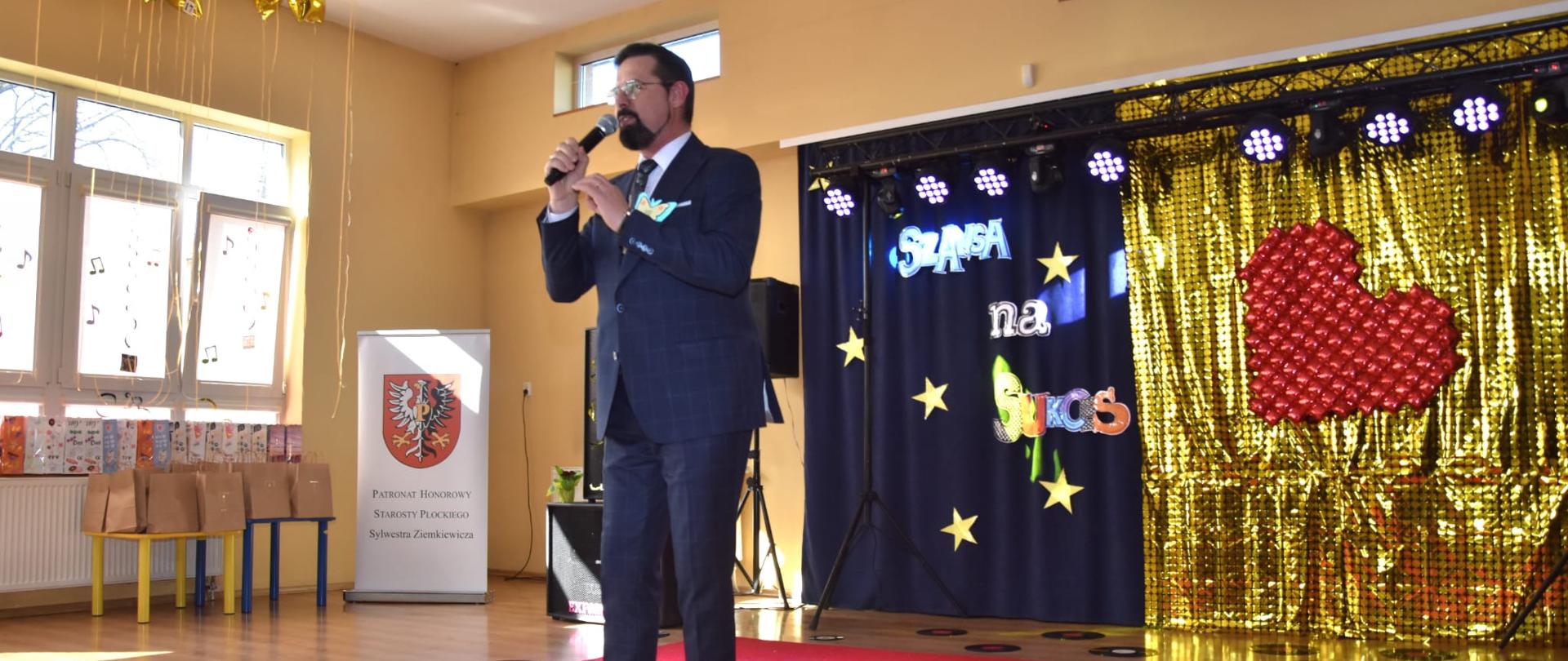 Bogdan Banaszczak, kierownik delegatury Mazowieckiego Urzędu Wojewódzkiego w Płocku podczas Regionalnego Konkursu Piosenki Dziecięcej „Szansa na sukces”