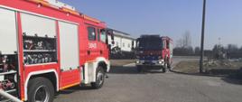 Po lewej stronie ciężki samochód ratowniczo gaśniczy z którego podawana jest woda do celów gaśniczych. Przed nim znajduje się średni samochód ratowniczo gaśniczy z JRG Staszów