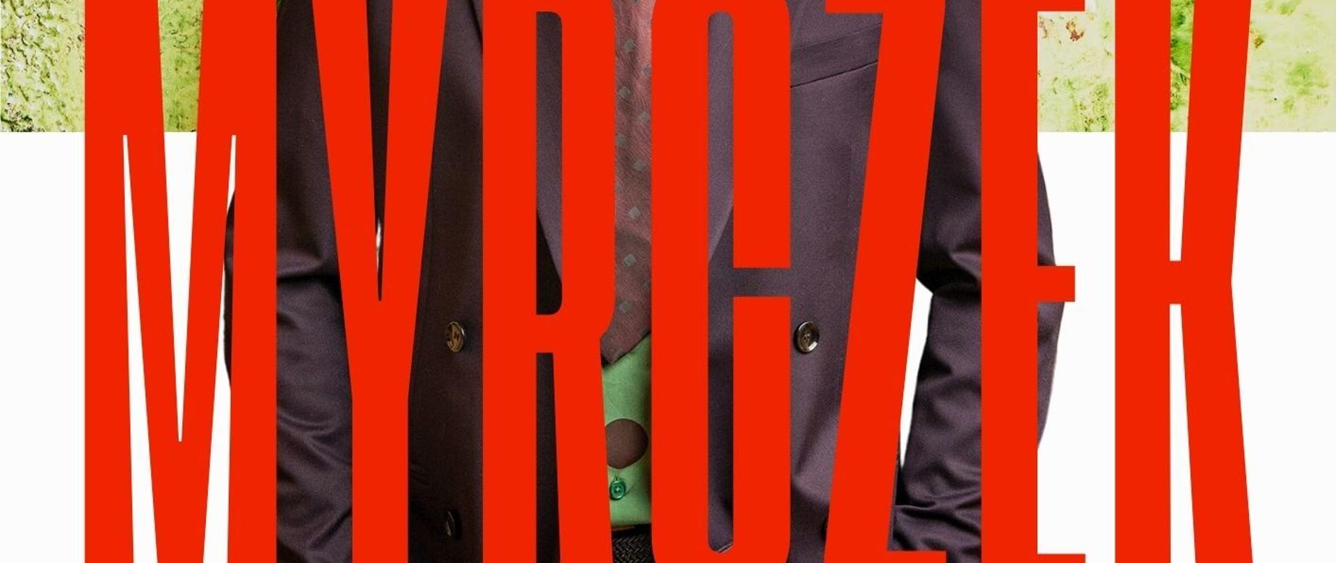 Postać młodego mężczyzny ubranego w garnitur na tle plakatu podzielonego w poziomie na dwie części. Górna jest w odcieniu zieleni o fakturze gradientowej, z widocznym emblematem rozgwiazdy z perłą w środku. Dolna jest biała. Na pierwszym planie duże czerwone napisy informujące o szczegółach imprezy. W prawym górnym rogu logo szkoły muzycznej.