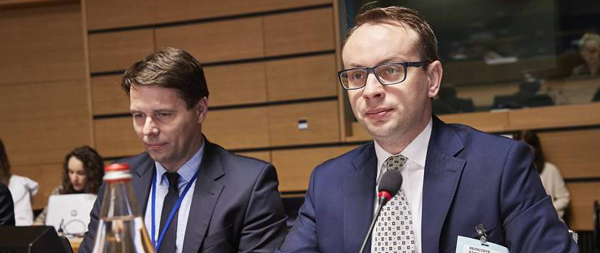 Wiceminister Krzysztof Kozłowski na posiedzeniu Rady ds. Wymiaru Sprawiedliwości i Spraw Wewnętrznych.