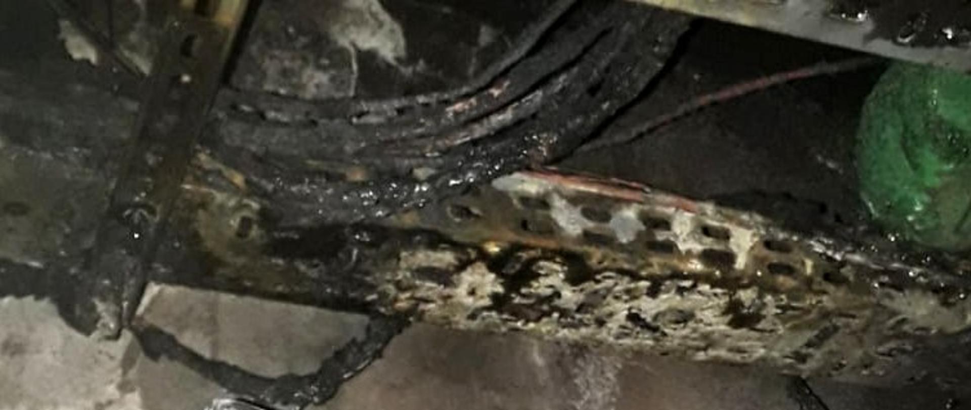 Na zdjęciu spalone przewody elektryczne w tunelu kablowym