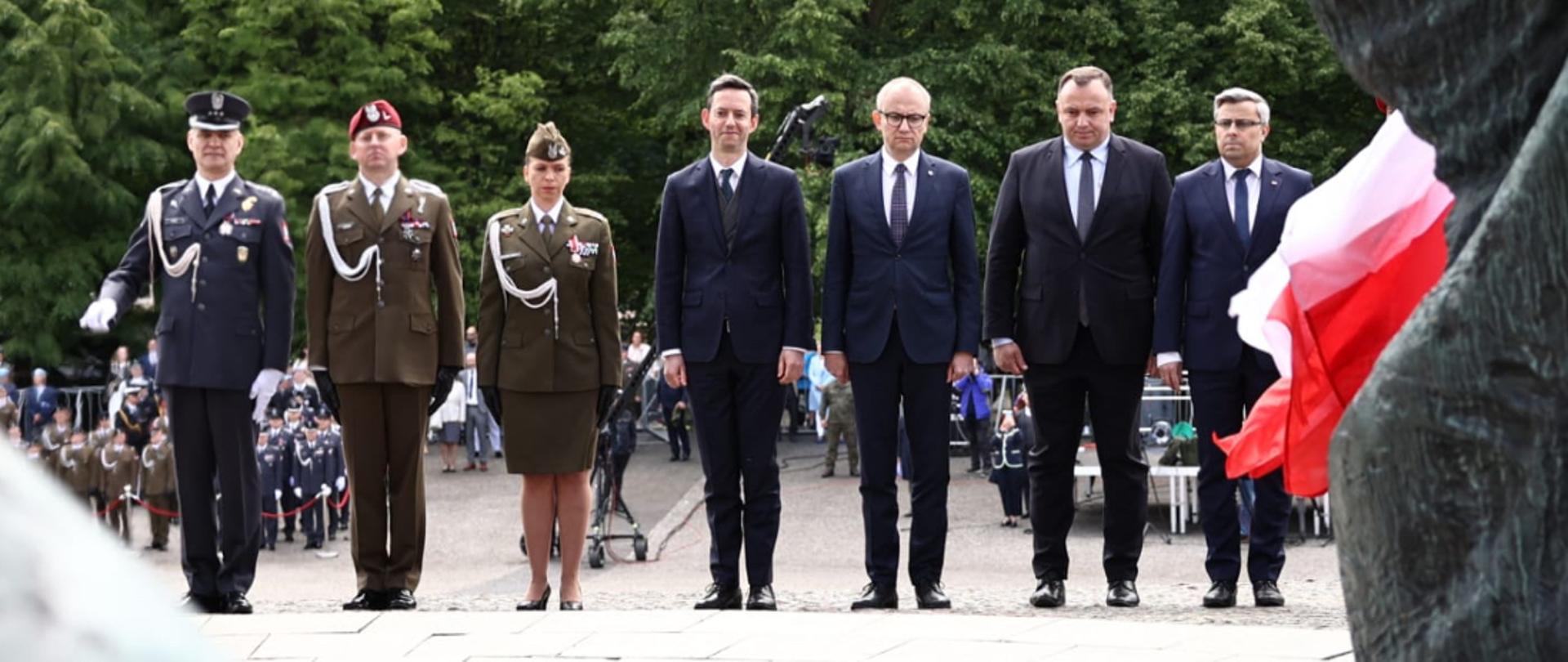 Na zdjęciu widać delegację z m. in wiceministrem Błażejem Pobożym