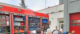 Młodzież szkolna z półkolonii organizowanych przez Centrum Rekreacji Oborniki z wizytą u strażaków z Jednostki Ratowniczo – Gaśniczej Państwowej Straży Pożarnej w Obornikach.