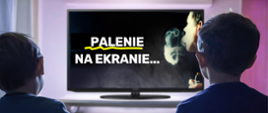 Na grafice w tle widać ekran, gdzie jest osoba paląca a obok niej napis: PALENIE NA EKRANIE. Na pierwszym planie widać dwóch małych chłopców oglądających to, co dzieje się na ekranie telewizora.