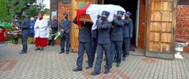 Zdjęcie przedstawia uroczystości pogrzebowe funkcjonariusza PSP. 