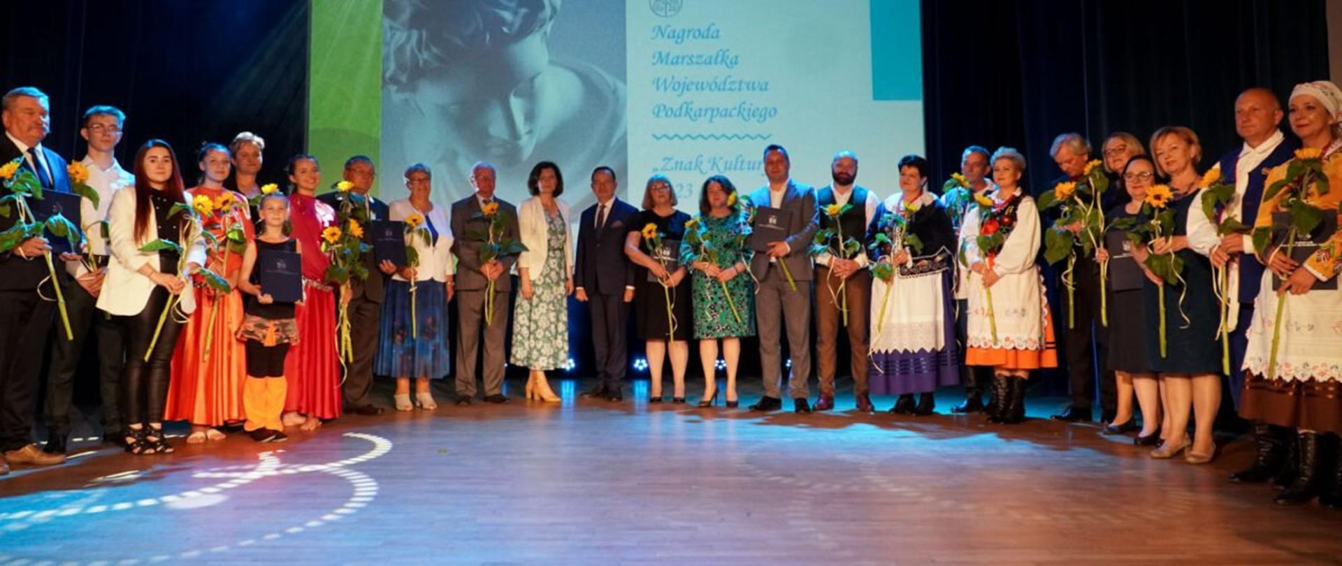 Uczestnicy uroczystości wręczenia nagród" Znaki kultury" na scenie Wojewódzkiego Komu Kultury w Rzeszowie
