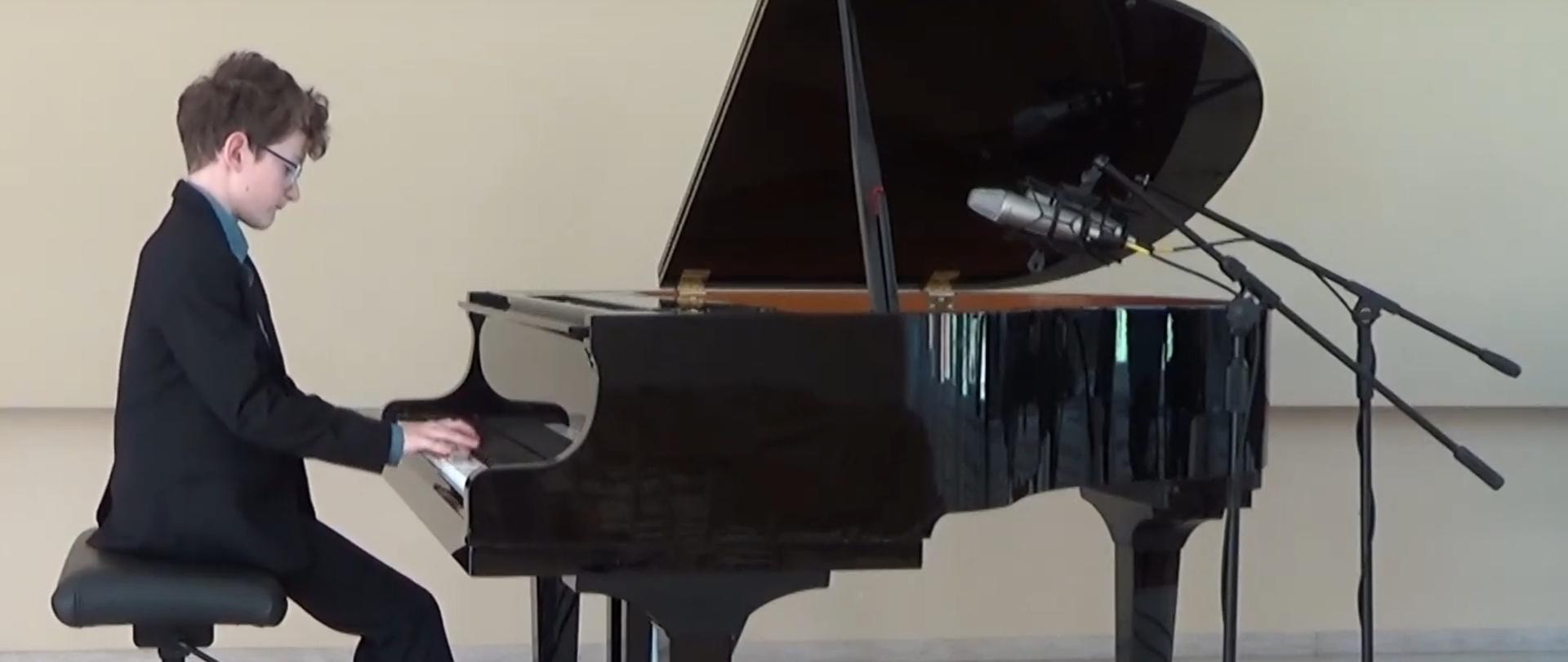 uczeń grający na fortepianie