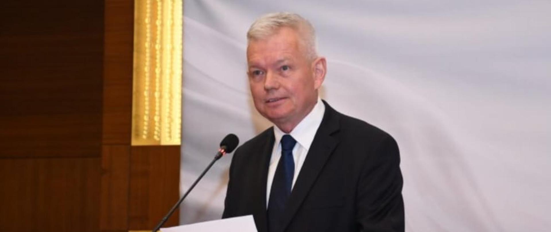Ambasador przemawia do gości