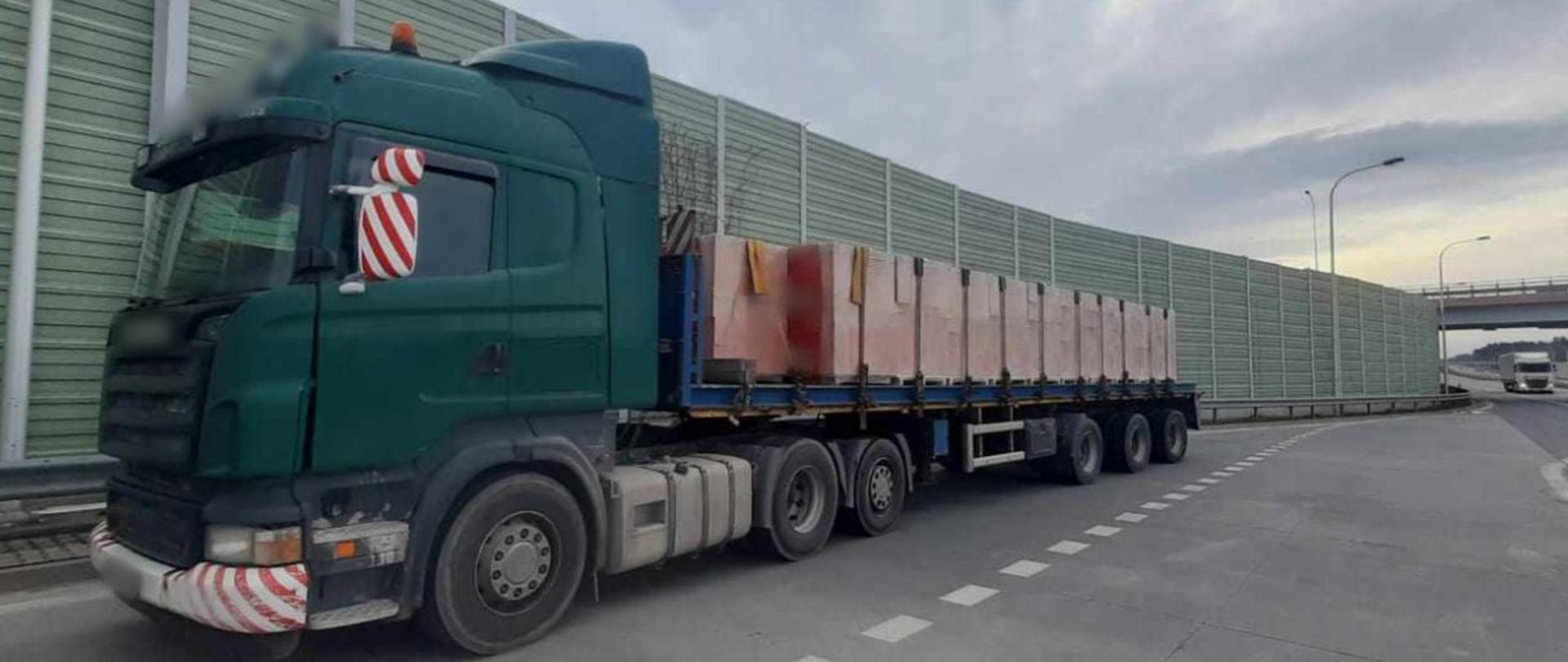 Zestaw ciężarowy z ładunkiem pustaków ceramicznych ważył 47 t zamiast dopuszczalnych 40 t. Został zatrzymany do kontroli przez patrol mazowieckiej Inspekcji Transportu Drogowego na ekspresowej „siódemce” w pobliżu Szydłowca.