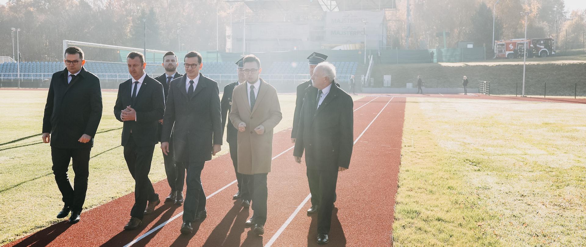 Premier Mateusz Morawiecki ogląda zmodernizowany stadion MKS Kalwarianka.