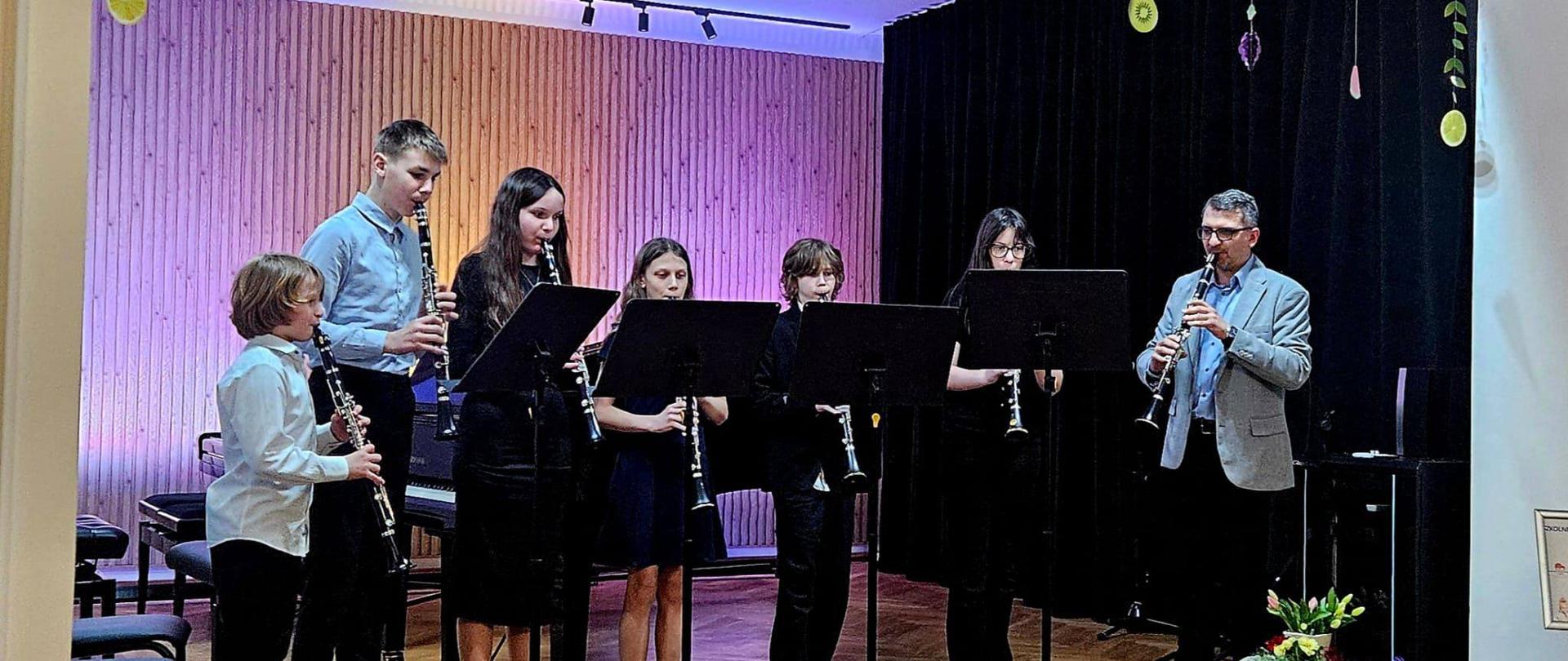 Galeria zdjęć ze Szkolnych Prezentacji Młodych Kameralistów - uczniowie i nauczyciele grają na instrumentach