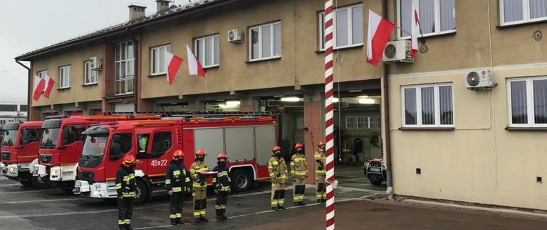 Zdjęcie przedstawia funkcjonariusz Jednostki Ratowniczo Gaśniczej podczas uroczystej zbiórki z okazji rocznicy odzyskania przez Polskę niepodległości.