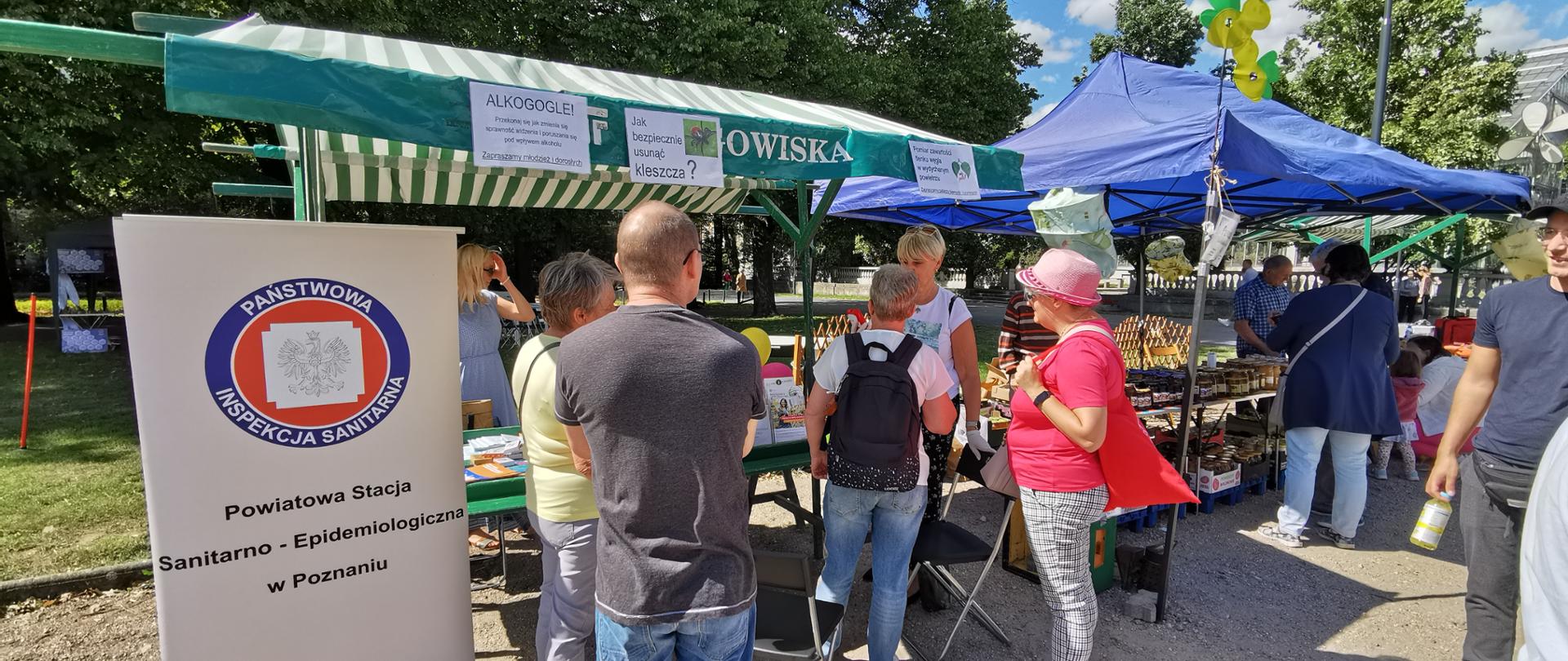 Grupa osób przy stoisku PSSE 