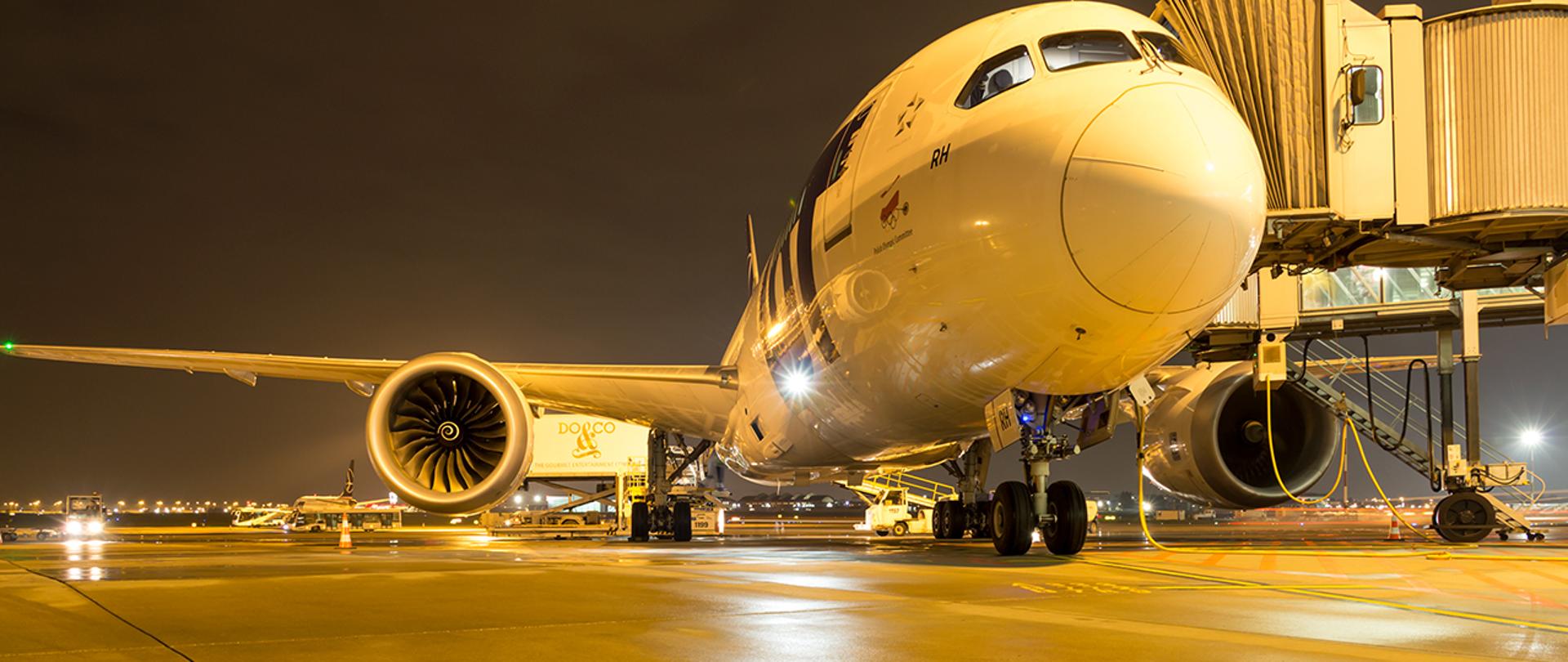 Zdjęcie przedstawiające samolot, którym przylecieli do Polski repatrianci z Kazachstanu.