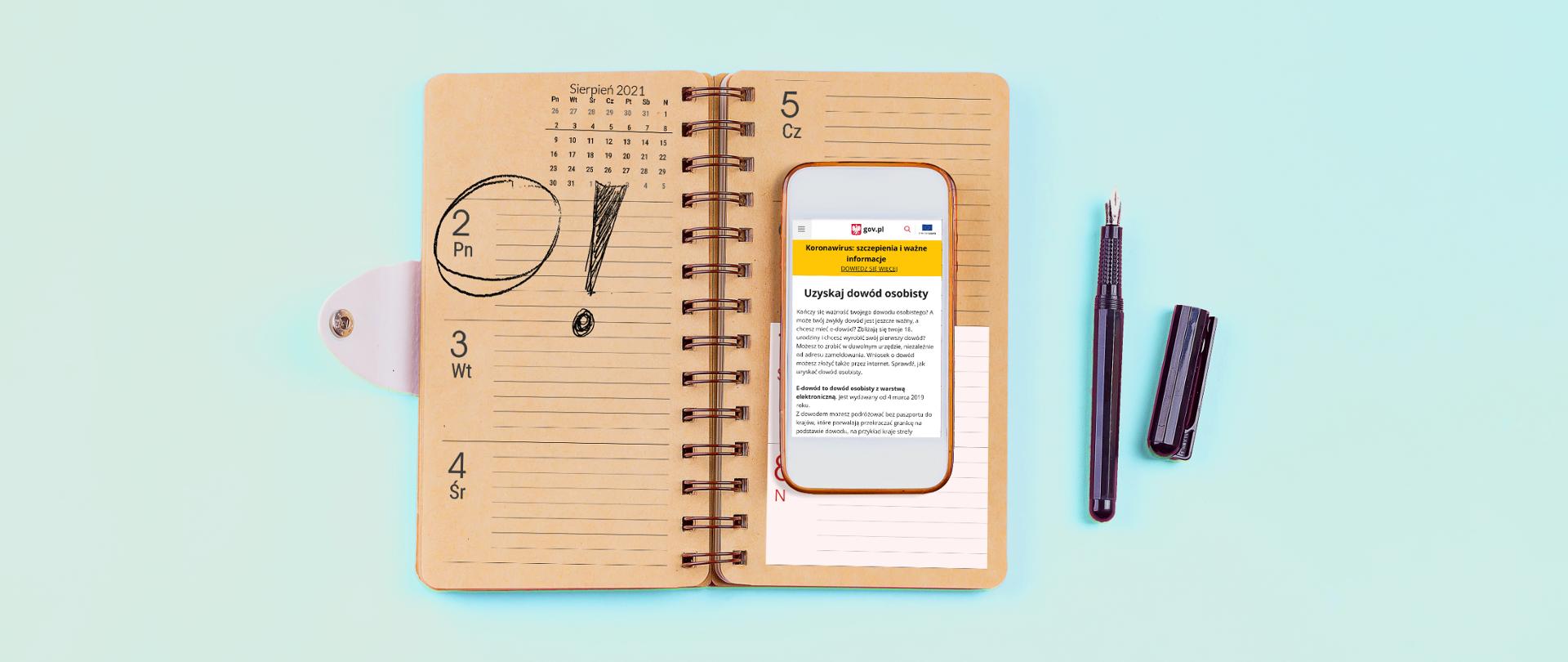 Zdjęcie kalendarza - długopisem zaznaczona data 2 sierpnia. Na prawej kartce kalendarza leży smartfon, na jego ekranie widoczna strona gov.pl z informacją, jak uzyskać dowód osobisty. Obok kalendarza pióro.