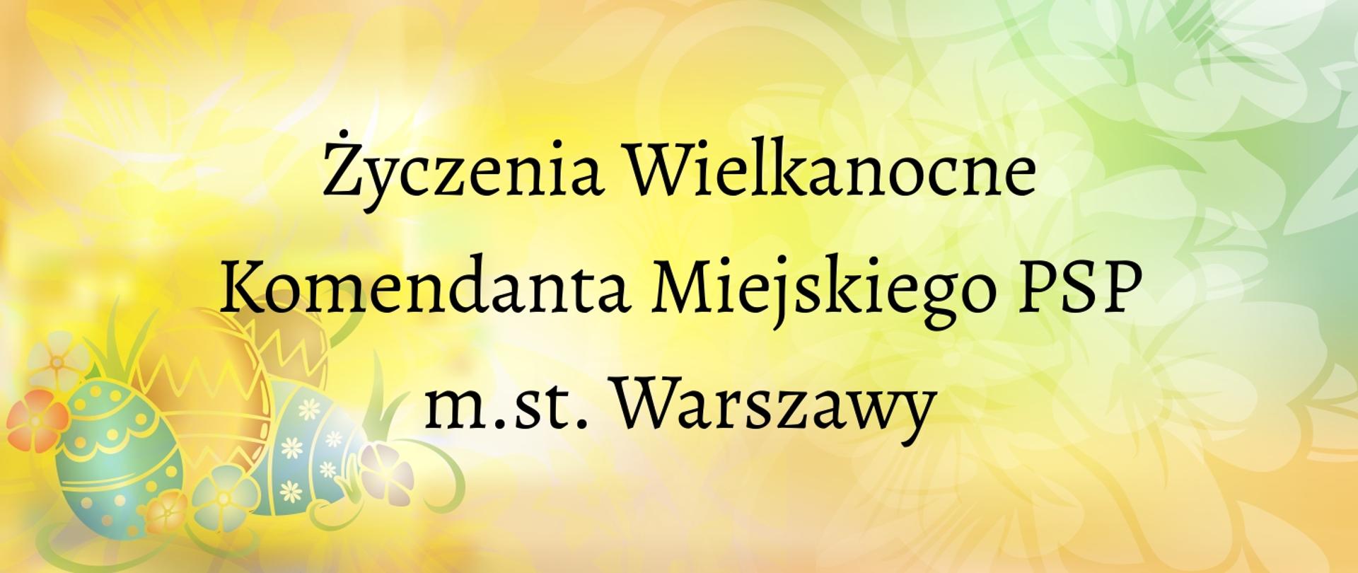 Grafika o charakterze świątecznym w układzie poziomym. Tło jest jasne, utrzymane w pastelowych odcieniach żółci, zieleni i bieli, z delikatnym, rozmytym motywem kwiatowym. W lewym dolnym rogu widoczna jest dekoracja składająca się z trzech kolorowych pisanek (niebieskiej, żółtej i zielonej) ozdobionych wzorami oraz drobnych, wiosennych kwiatuszków.