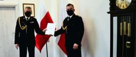 Zdjęcie przedstawia pomorskiego komendanta wojewódzkiego PSP po wręczeniu podziękowania strażakowi z KM PSP w Gdańsku. 