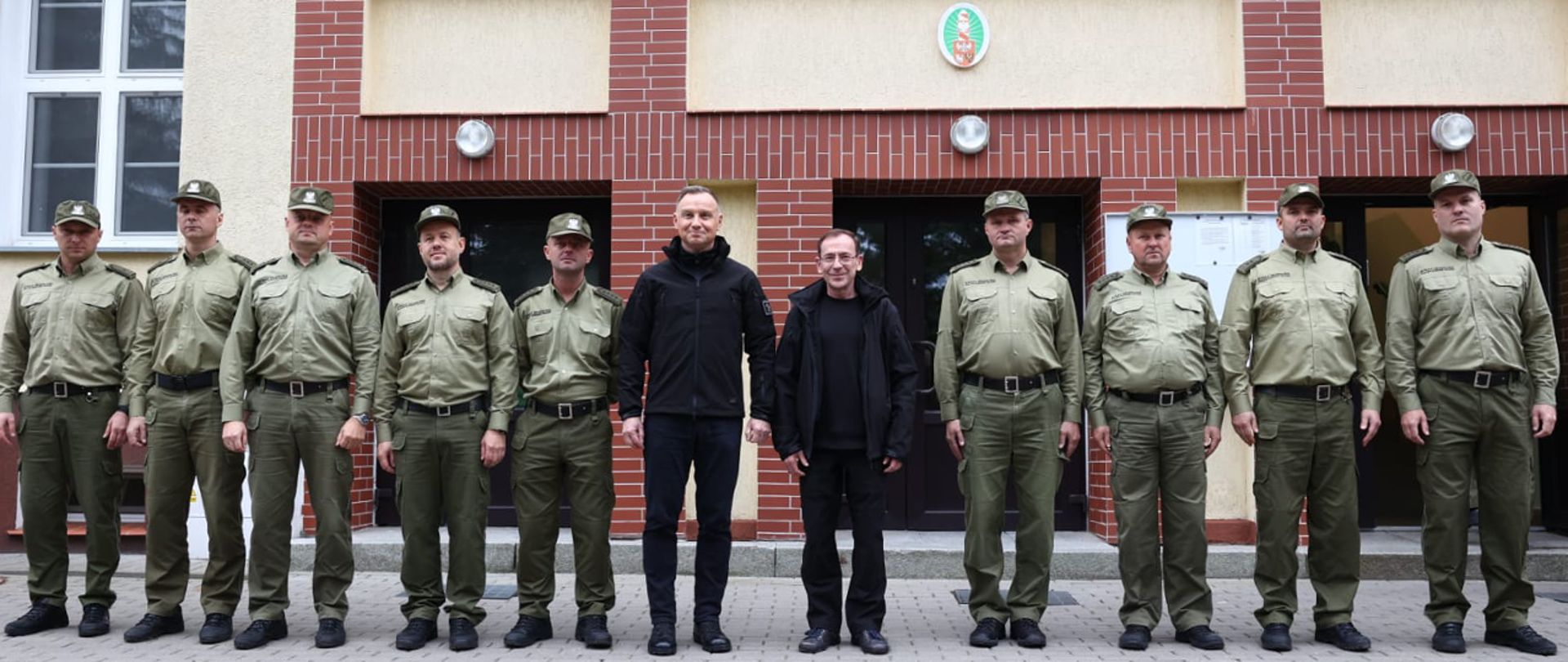 Prezydent RP Andrzej Duda i minister Mariusz Kamiński z funkcjonariuszami Straży Granicznej