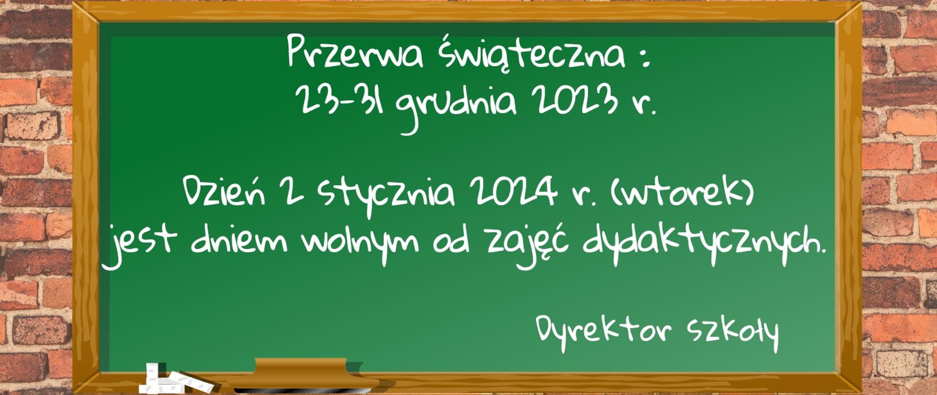Na ceglanej ścianie zielona tablica szkolna z białym tekstem ogłoszenia.