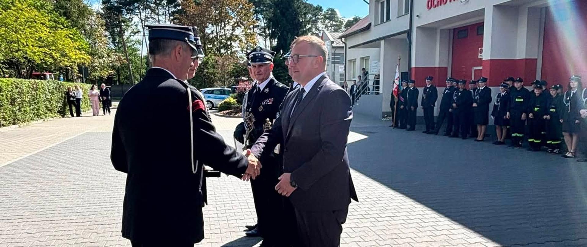 Od 100 lat gaszą pożary, bronią, chronią i ratują życie