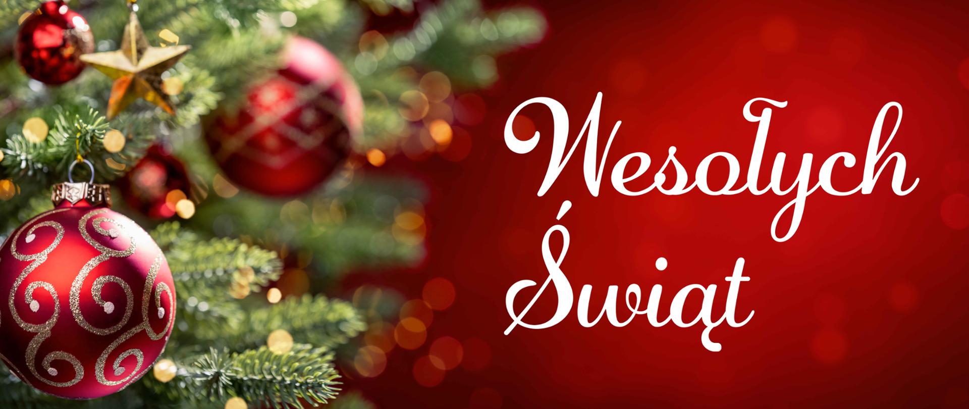napis wesołych świąt na tle bombek