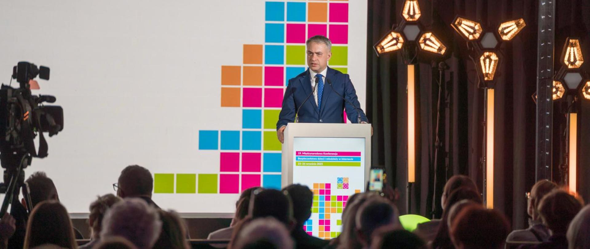 Zdjęcie Premiera Krzysztofa Gawkowskiego na "Safer Internet”. Konferencji dla dobra dzieci