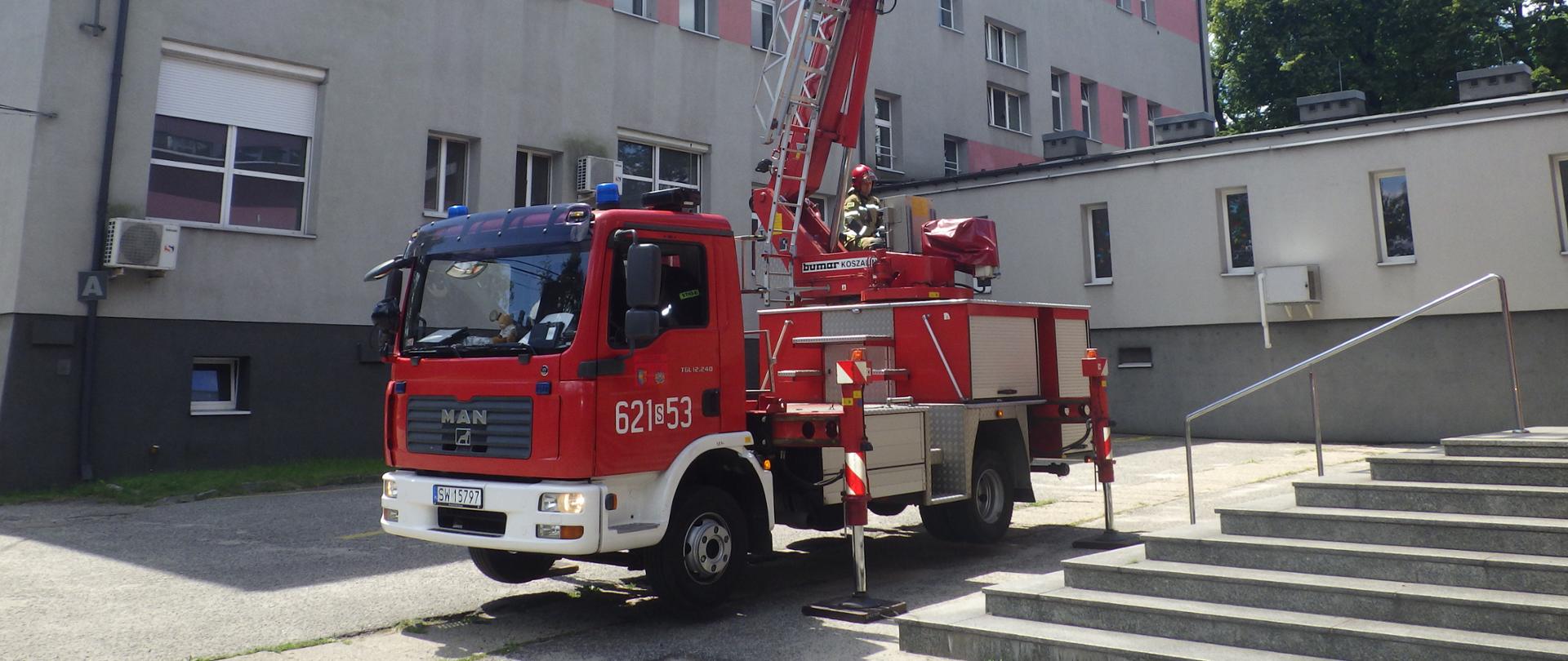 Zdjęcie przedstawia rozstawiony podnośnik.