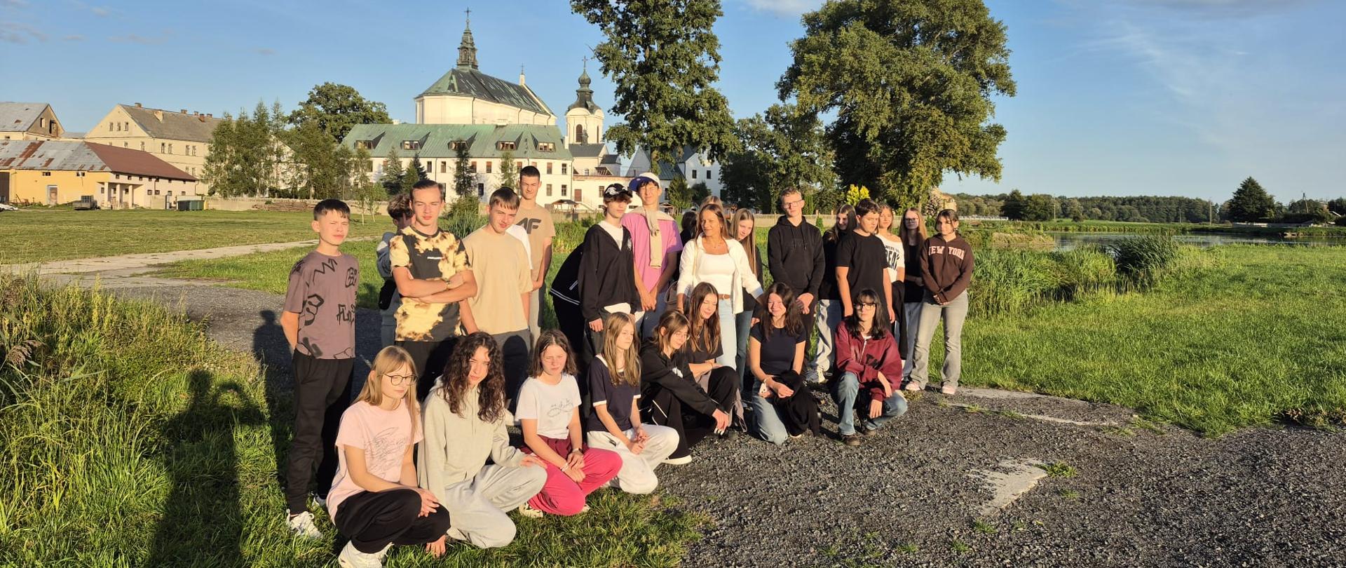 Wychowankowie internatu pozują przed Bazyliką 