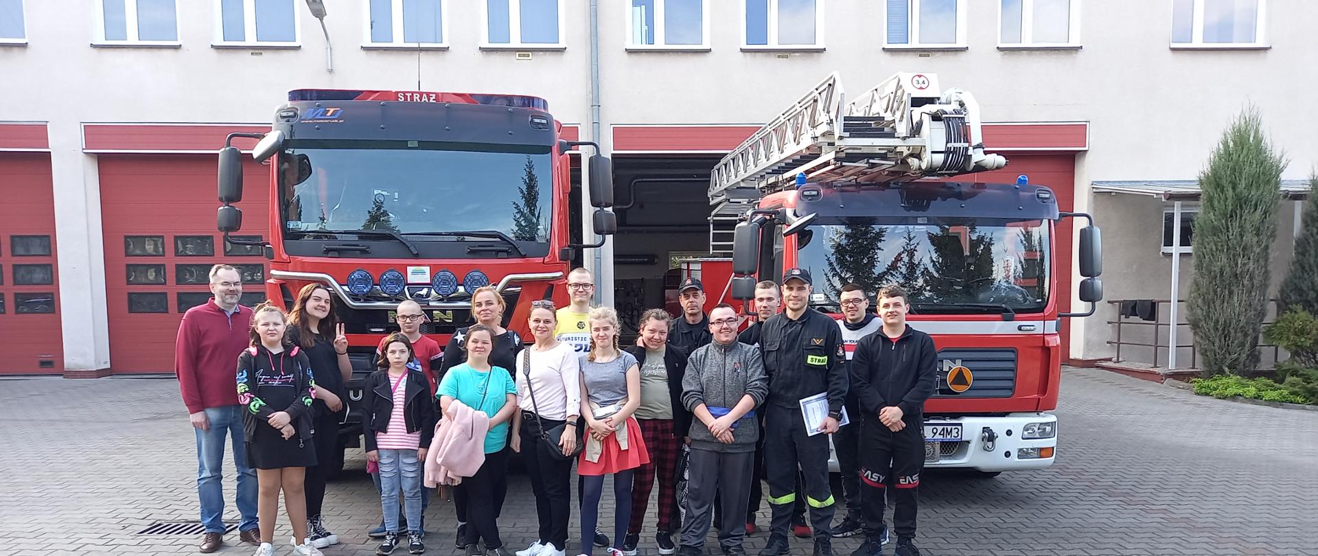 Zdjęcie przedstawia dzieci oraz funkcjonariuszy