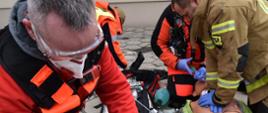 Strażak i ratownik medyczny podczas resuscytacji na fantomie
