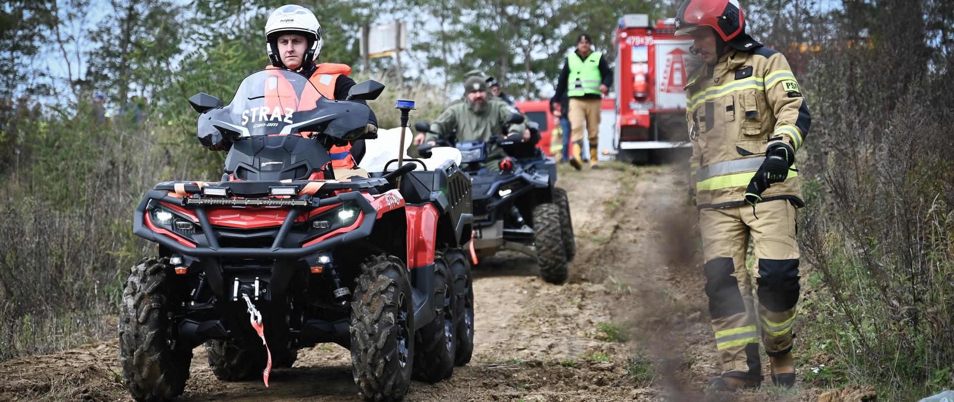 Strażacy przemieszczają się na quadach po terenie żwirowni w czasie ćwiczeń „LEŻAJSK 2025”.