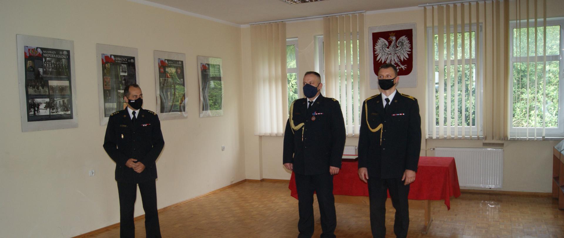 Odejście funkcjonariuszy na zaopatrzenie emerytalne. Przemówienie komendanta miejskiego PSP w Koszalinie.