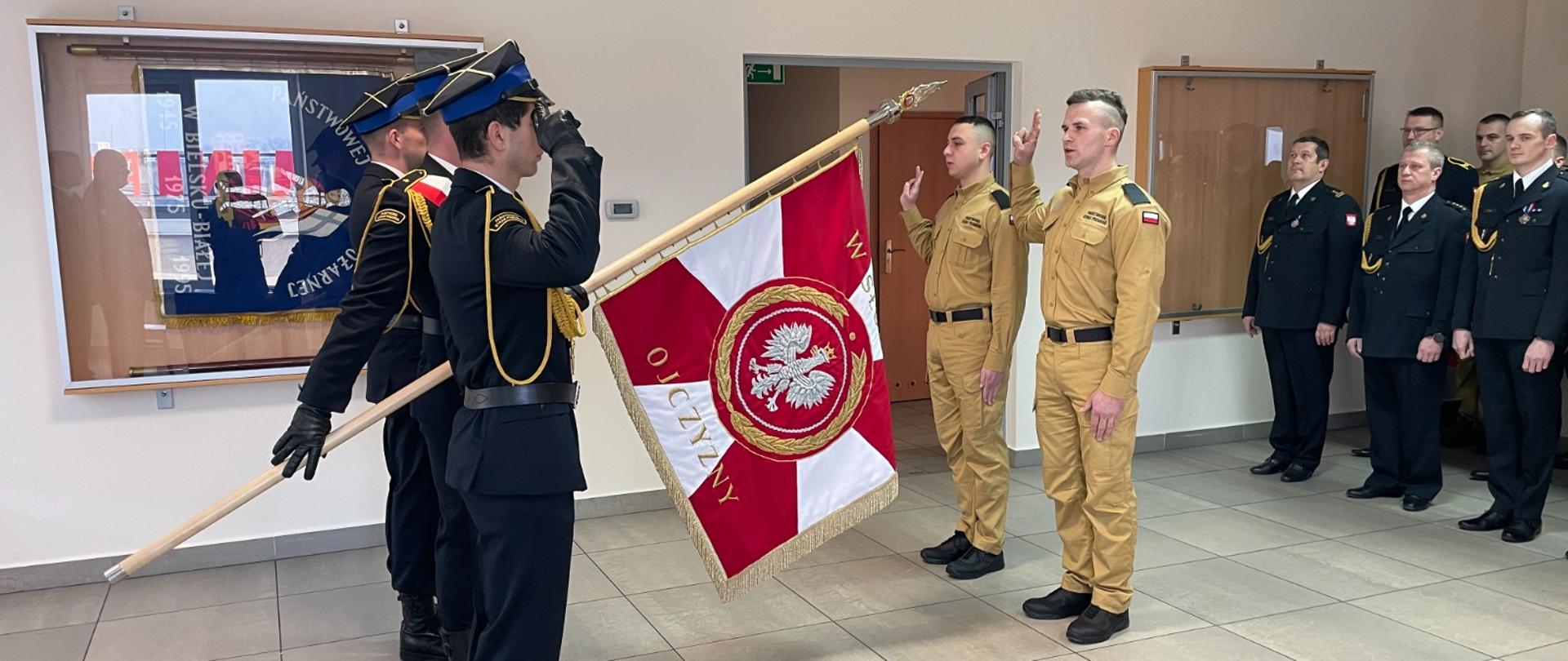 ślubowanie nowo przyjętych strażaków