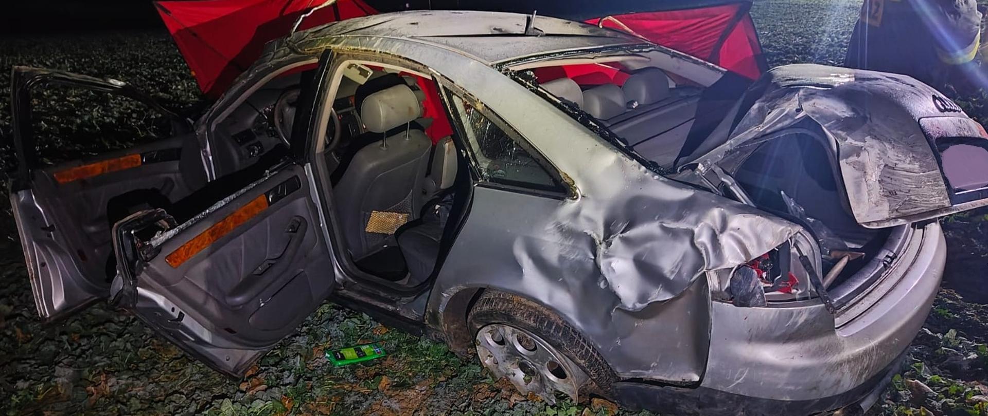 Uszkodzony lewy bok i tył pojazdu, jest ciemno