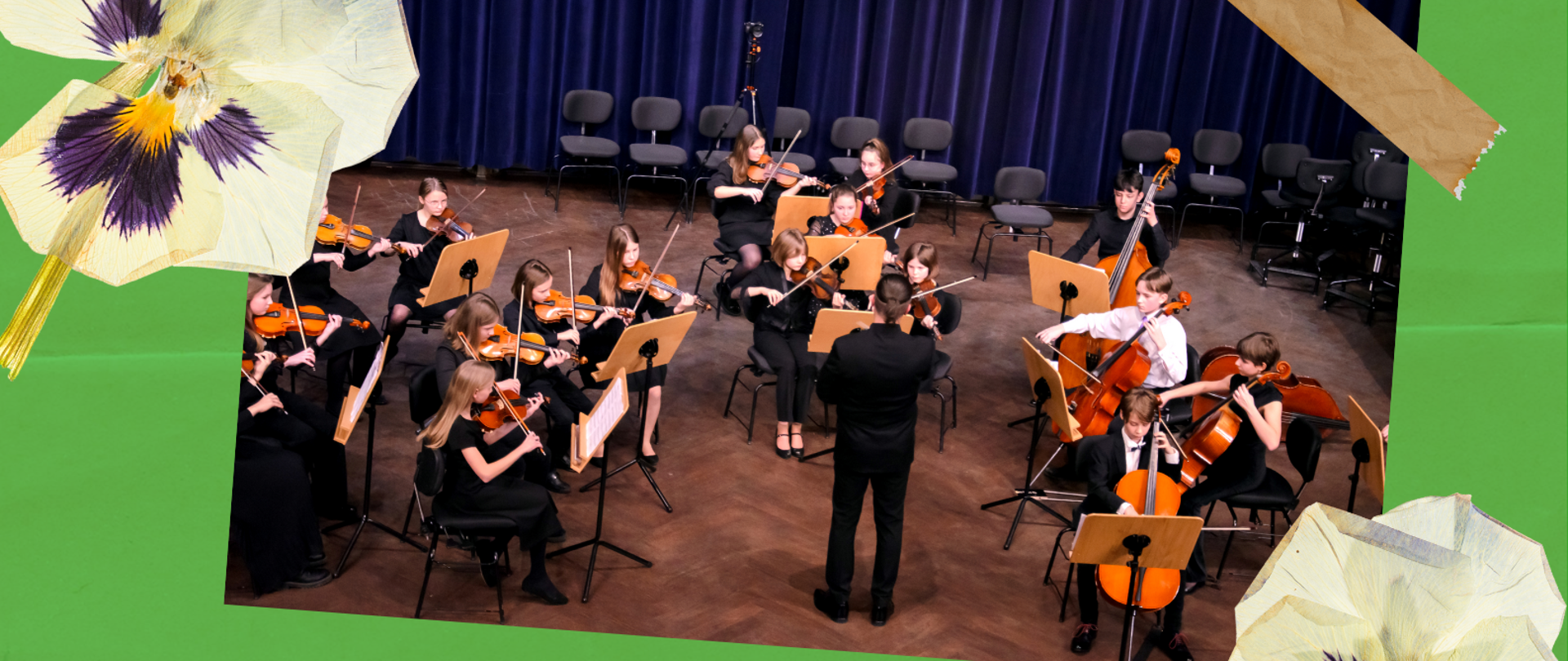 Plakat. Na zielonym tle, na górze plakatu zdjęcie dziecięcej orkiestry smyczkowej . Poniżej informacja o imprezie - nazwa, data, program, występujący, prowadzący, dane tele adresowe szkoły oraz logotypy. Plakat uzupełniają rozsypane bratki.