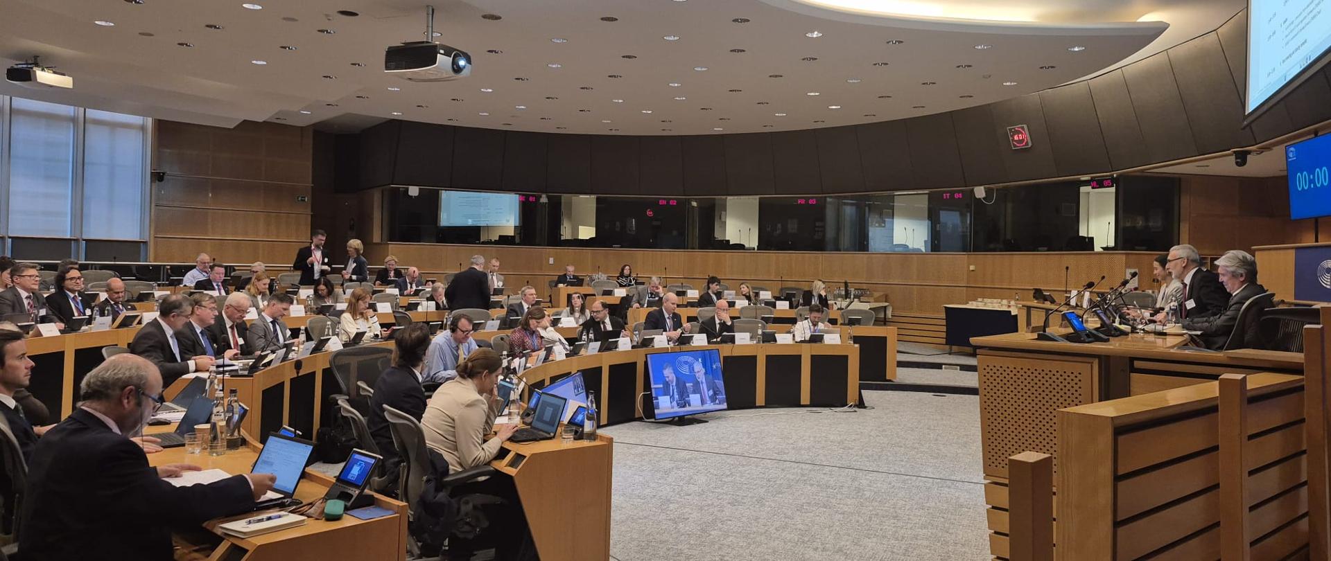 Na zdjęciu widoczna sala obrad, na której odbywa się posiedzenie.