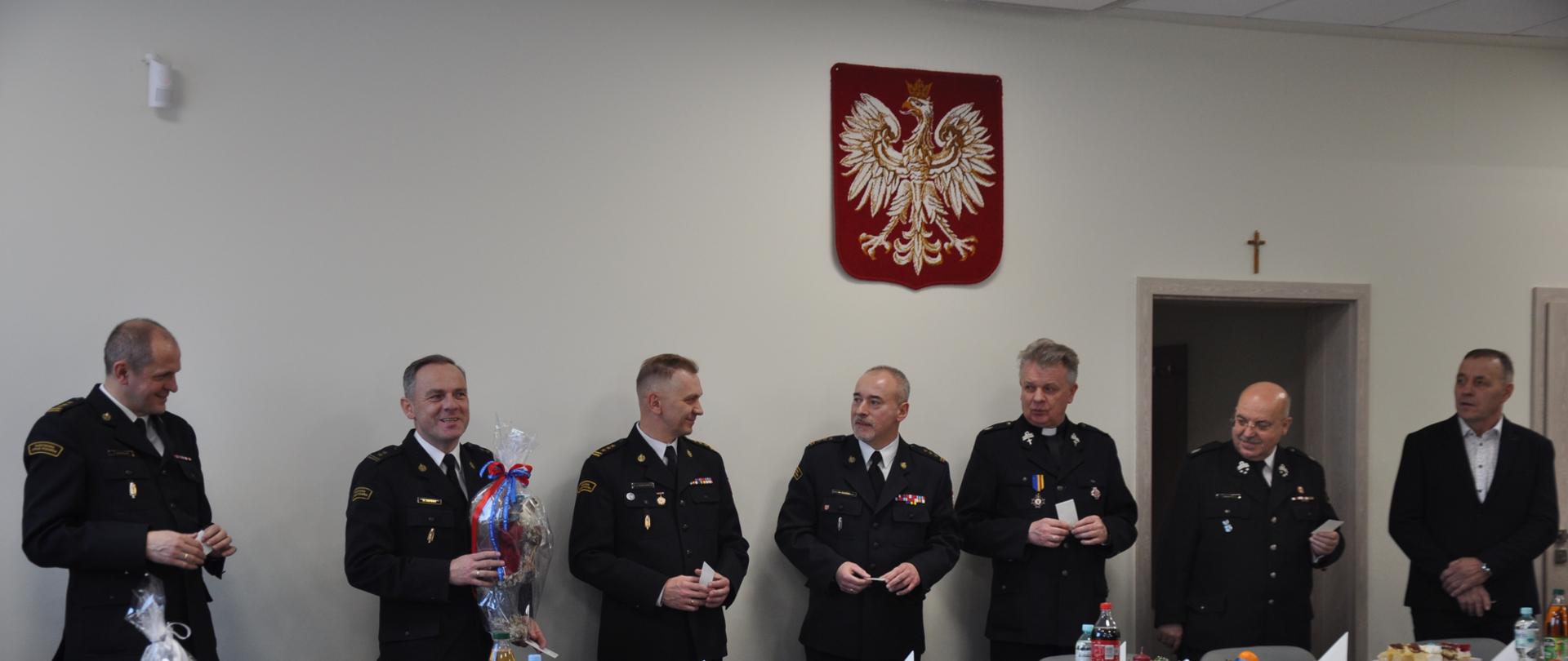 zastawione stoły posiłkami wigilijnymi na drugim tle zaproszeni przez komendanta powiatowego psp w brzezinach