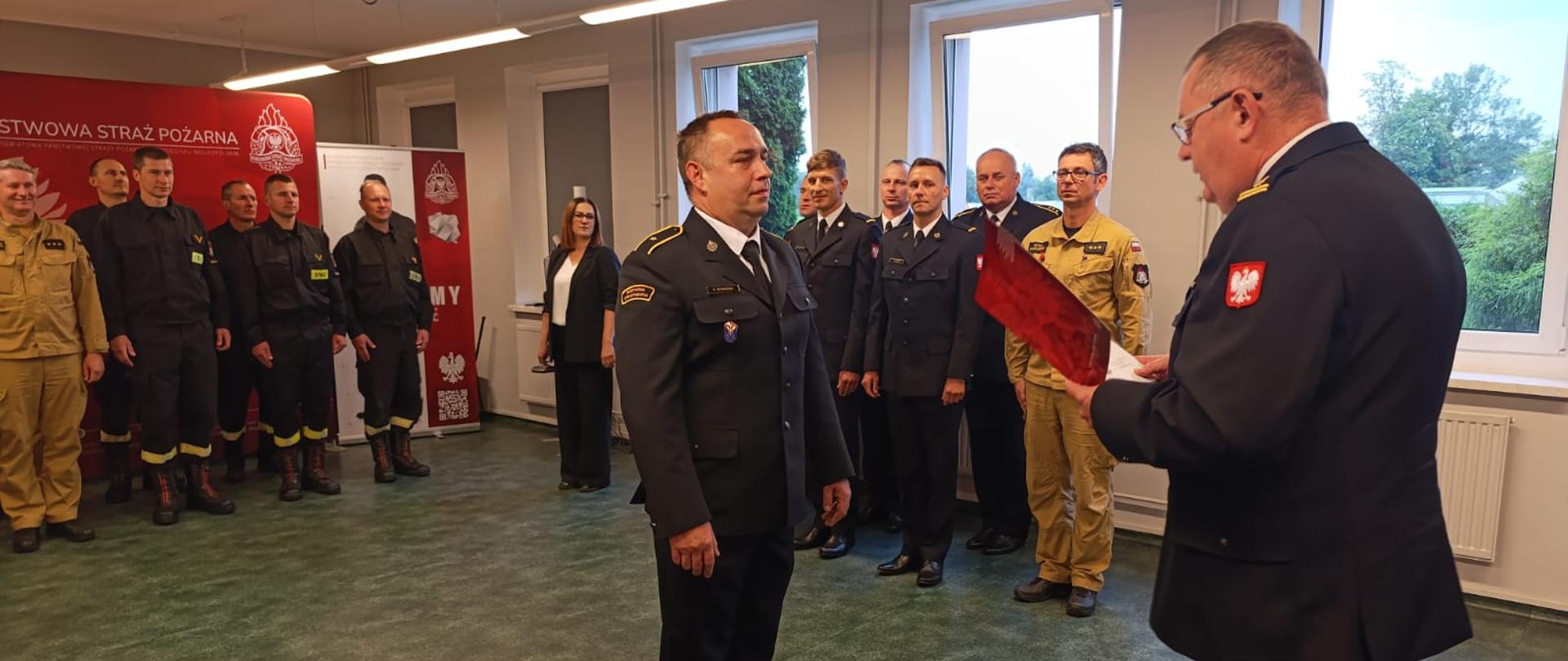 Wręczenie nagrody jubileuszowej przez Komendanta Powiatowego PSP w Grodzisku Wielkopolskim.