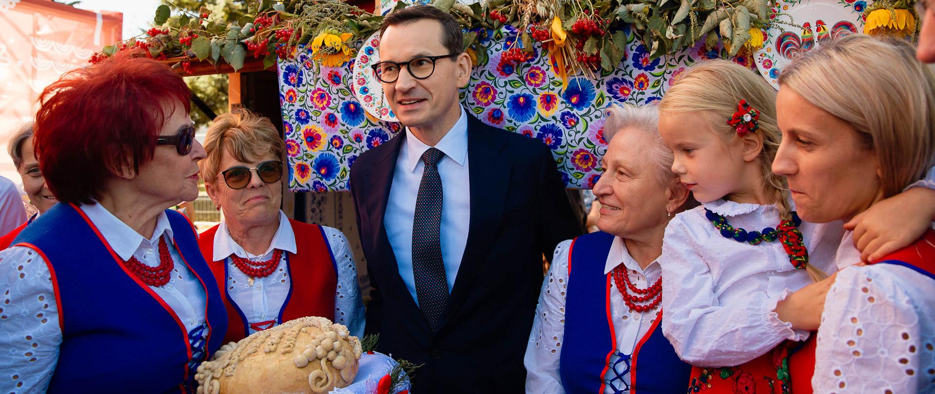 Premier ogląda stoiska.