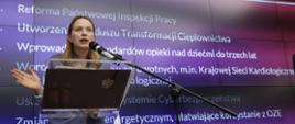 Na zdjęciu wiceminister funduszy i polityki regionalnej Katarzyna Pełczyńska-Nałęcz podczas konferencji odpowiada na pytania dziennikarzy