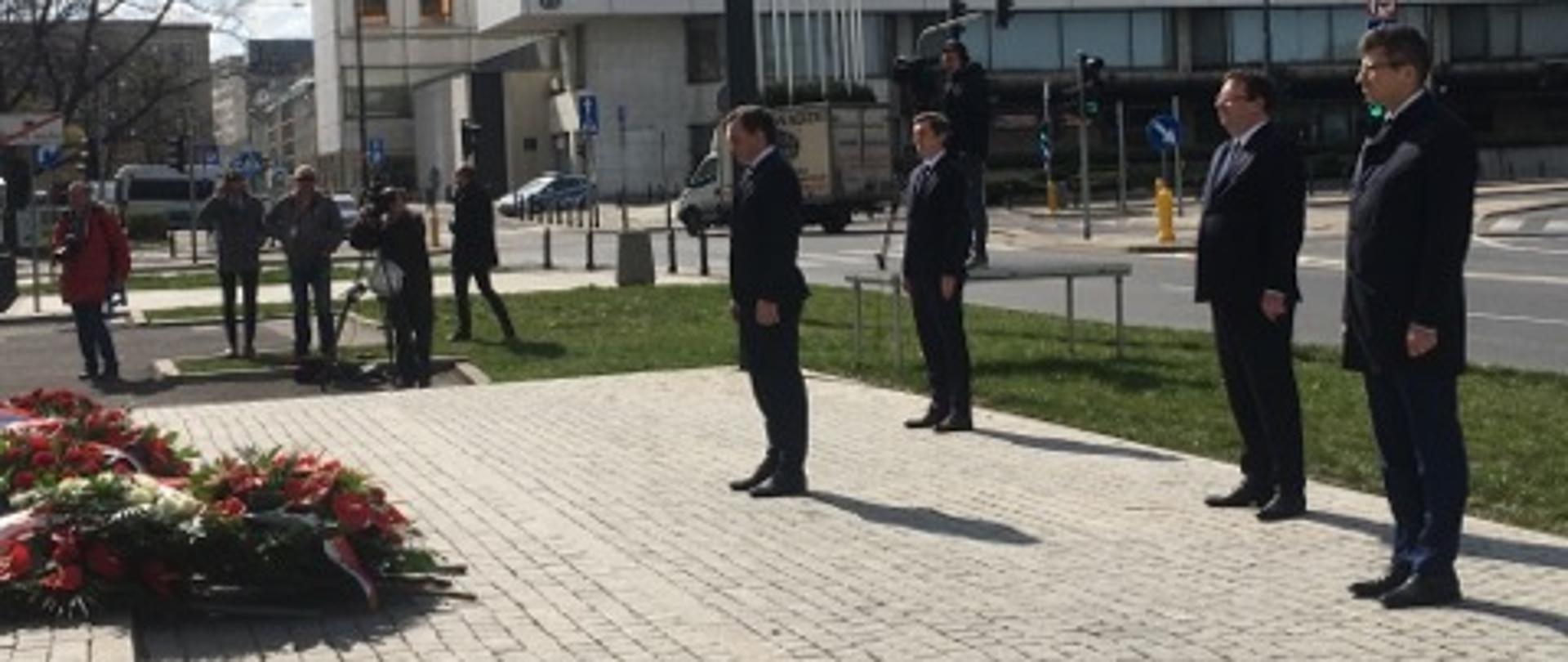 Minister Zbigniew Ziobro i wiceministrowie sprawiedliwości oddali hołd ofiarom katastrofy smoleńskiej