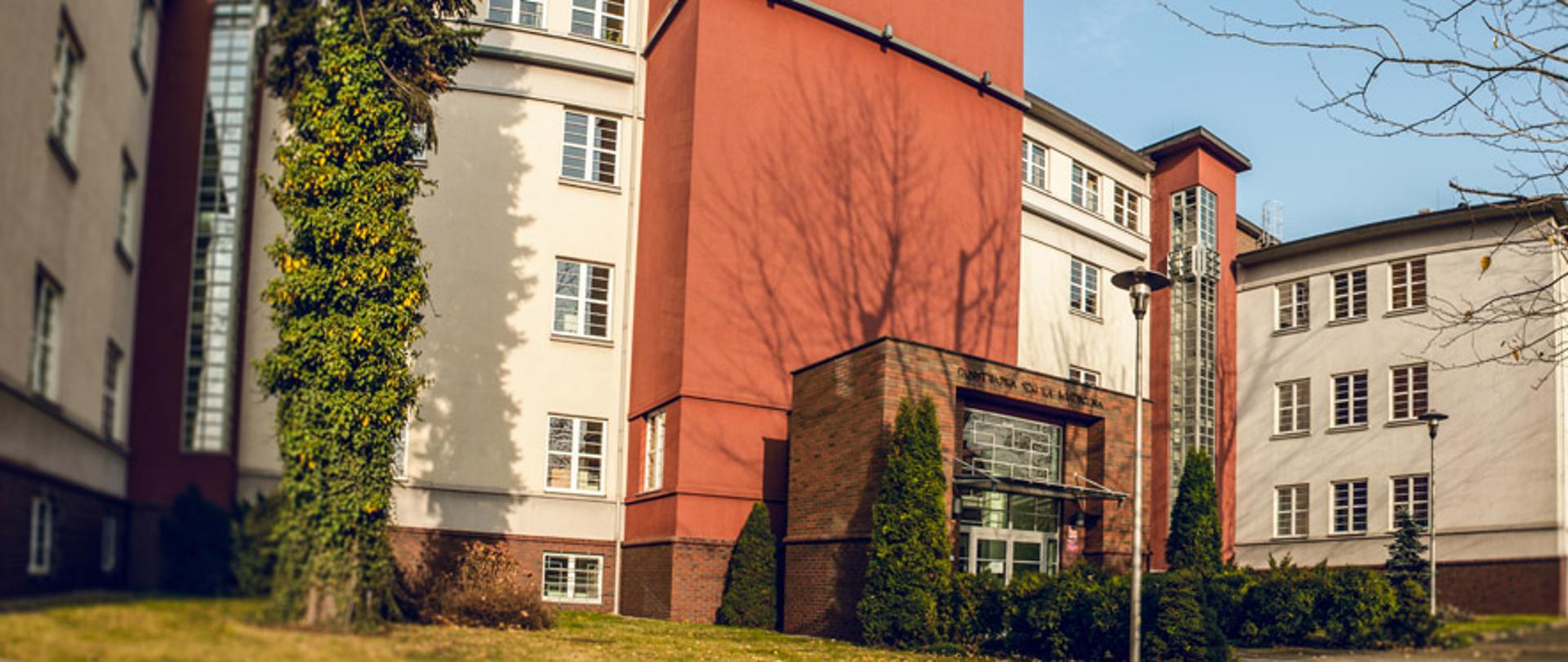 Kolorowe zdjęcie budynku PSM w Rybniku - wejście od ulicy Powstańców Śląskich