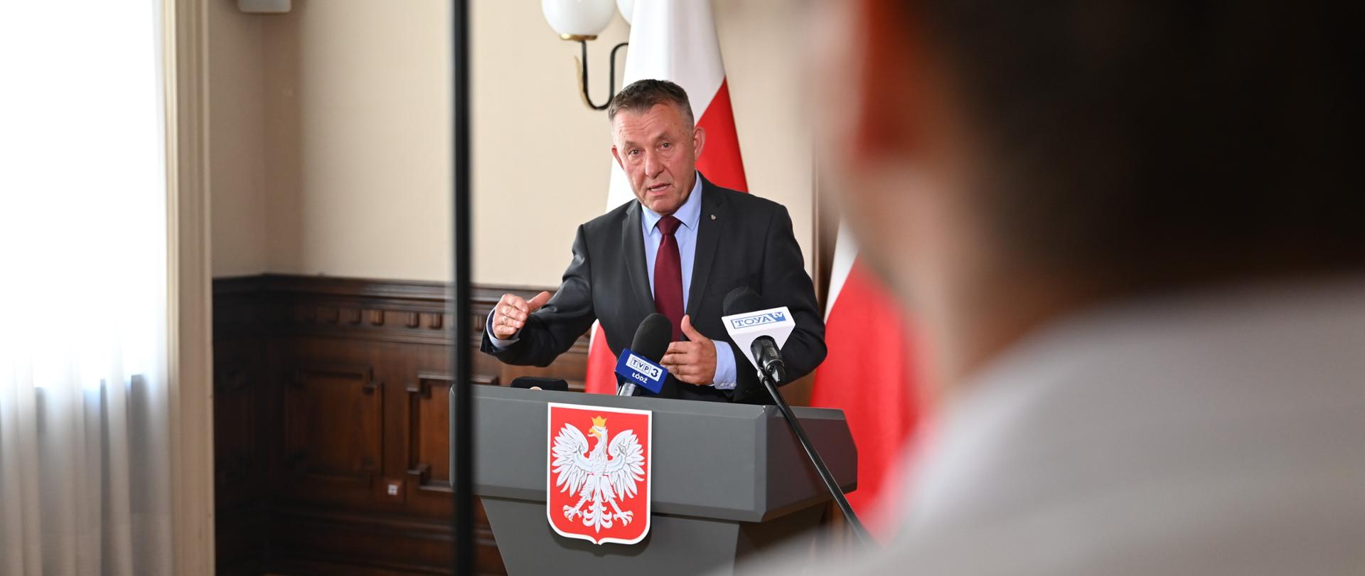 Wicewojewoda łódzki Karol Młynarczyk tłumaczy zasady konkursu "Rosnąca Odporność" i zachęca do szczepień przeciwko COVID-19 