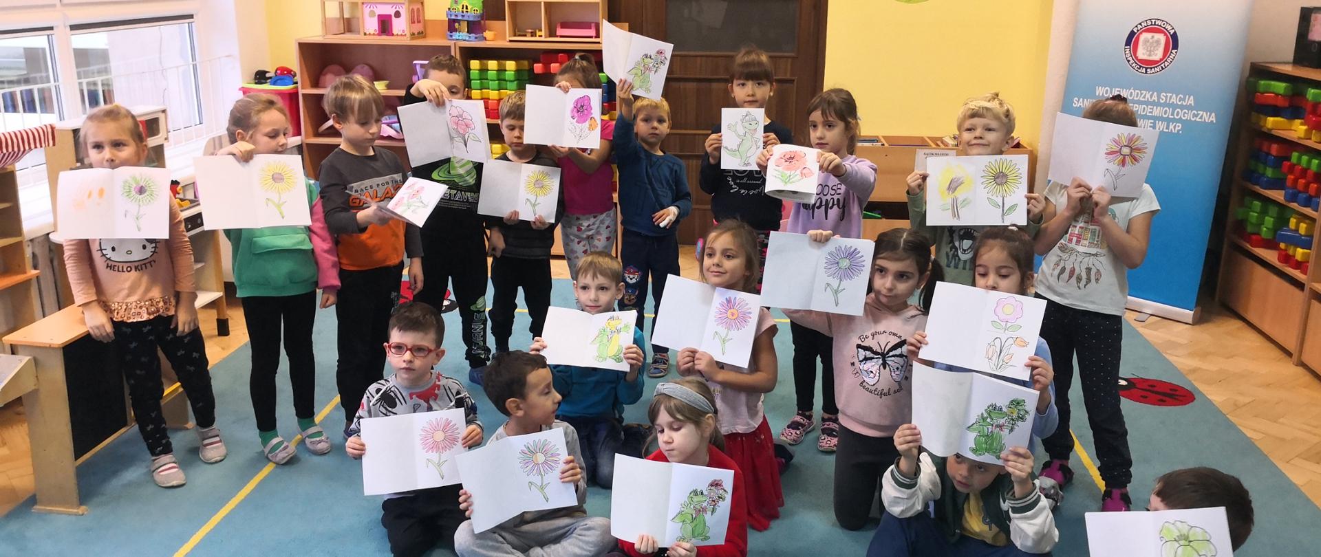 Dzieci z przedszkola prezentują swoje prace plastyczne