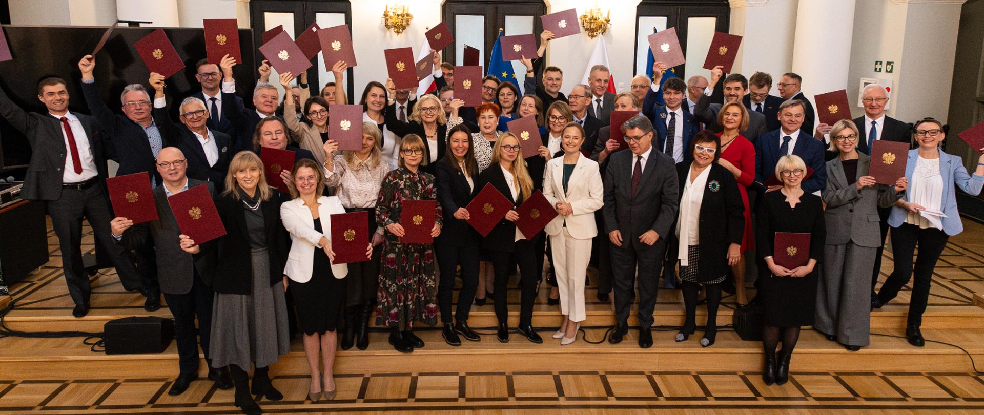 zdjęcie z wręczenia dyplomów laureatom nagród ministra zdrowia dla nauczycieli akademickich