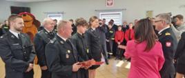 Wręczenie promes na dofinansowanie Młodzieżowych Drużyn Pożarniczych przez panią poseł i komendanta wojewódzkiego PSP