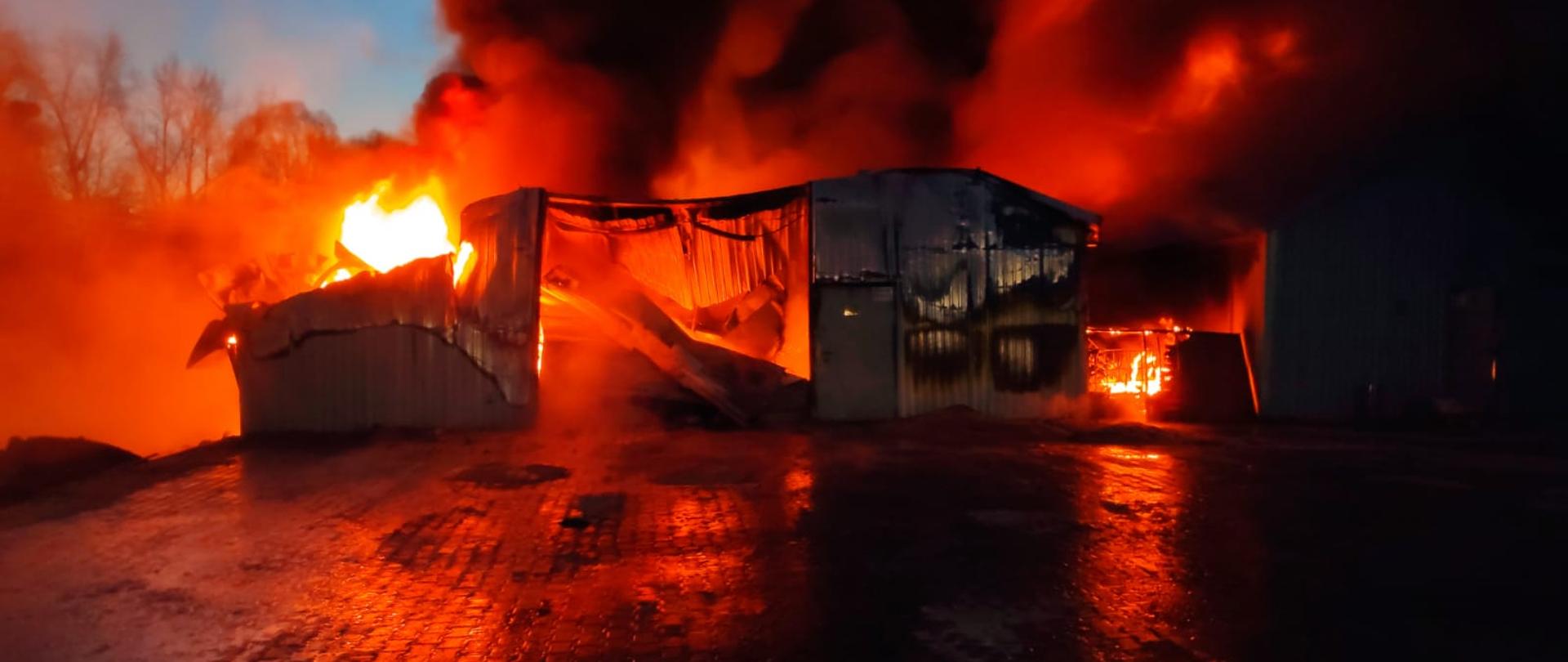 Pożar hal magazynowych w miejscowości Wilczyce